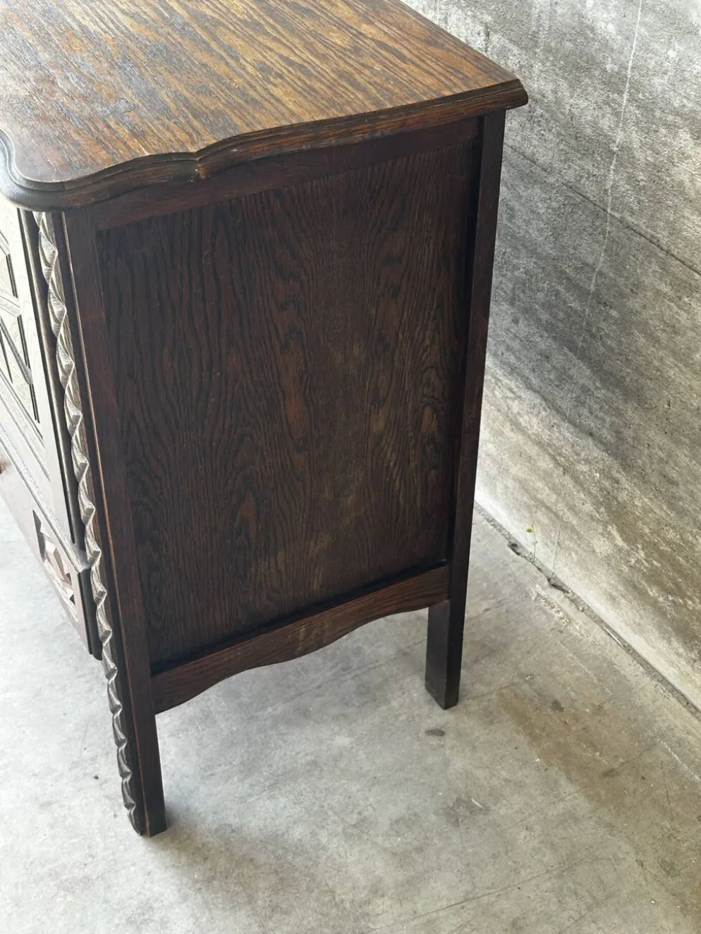 Petit meuble de rangement en chêne sculpté – circa 1930
