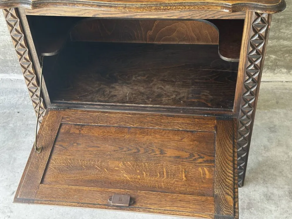 Petit meuble de rangement en chêne sculpté – circa 1930