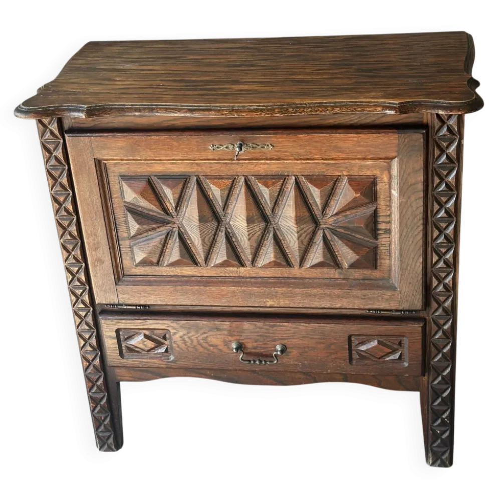 Petit meuble de rangement en chêne sculpté – circa 1930