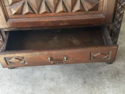 Petit meuble de rangement en chêne sculpté – circa 1930