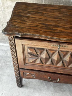 Petit meuble de rangement en chêne sculpté – circa 1930