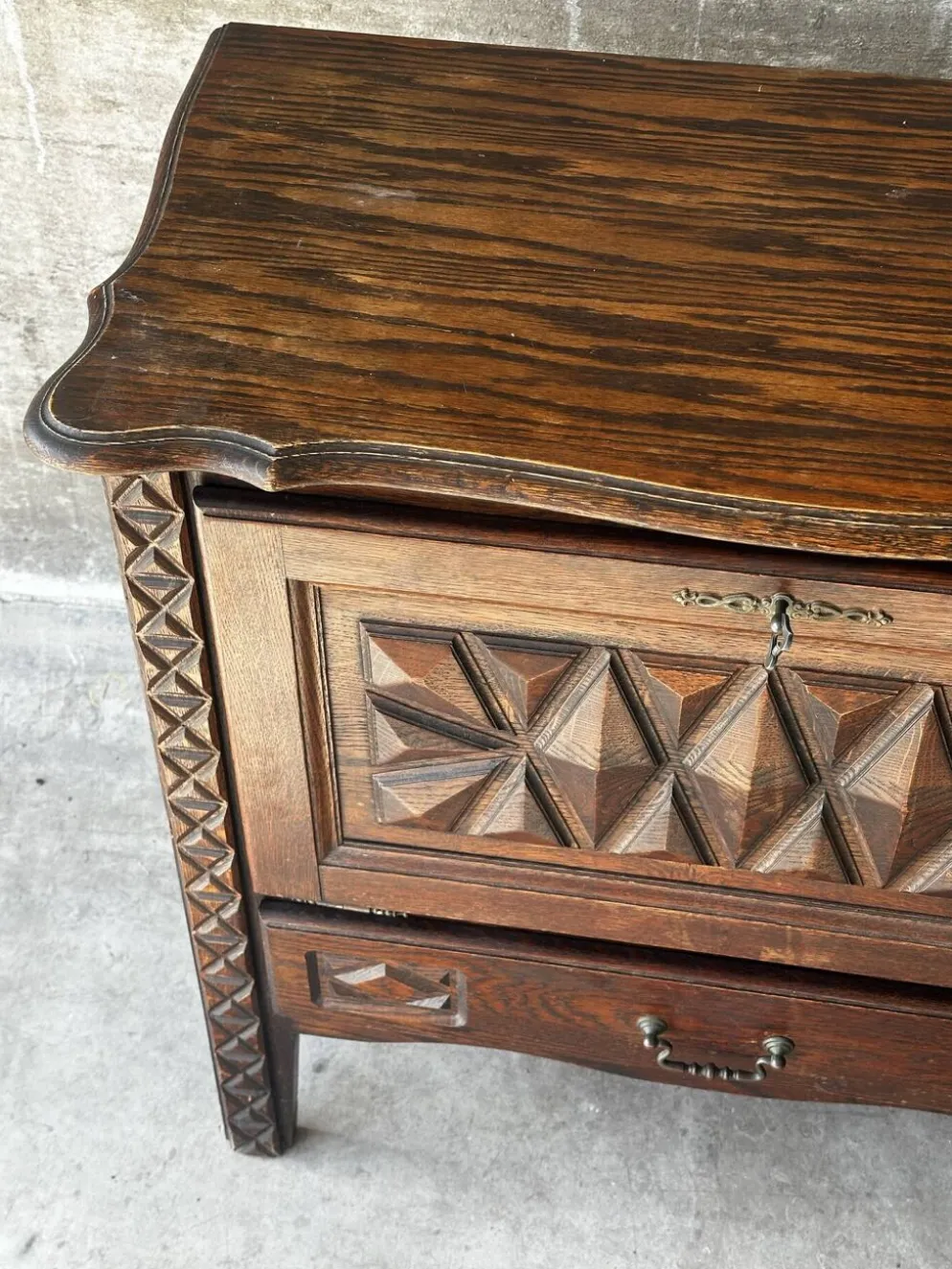 Petit meuble de rangement en chêne sculpté – circa 1930