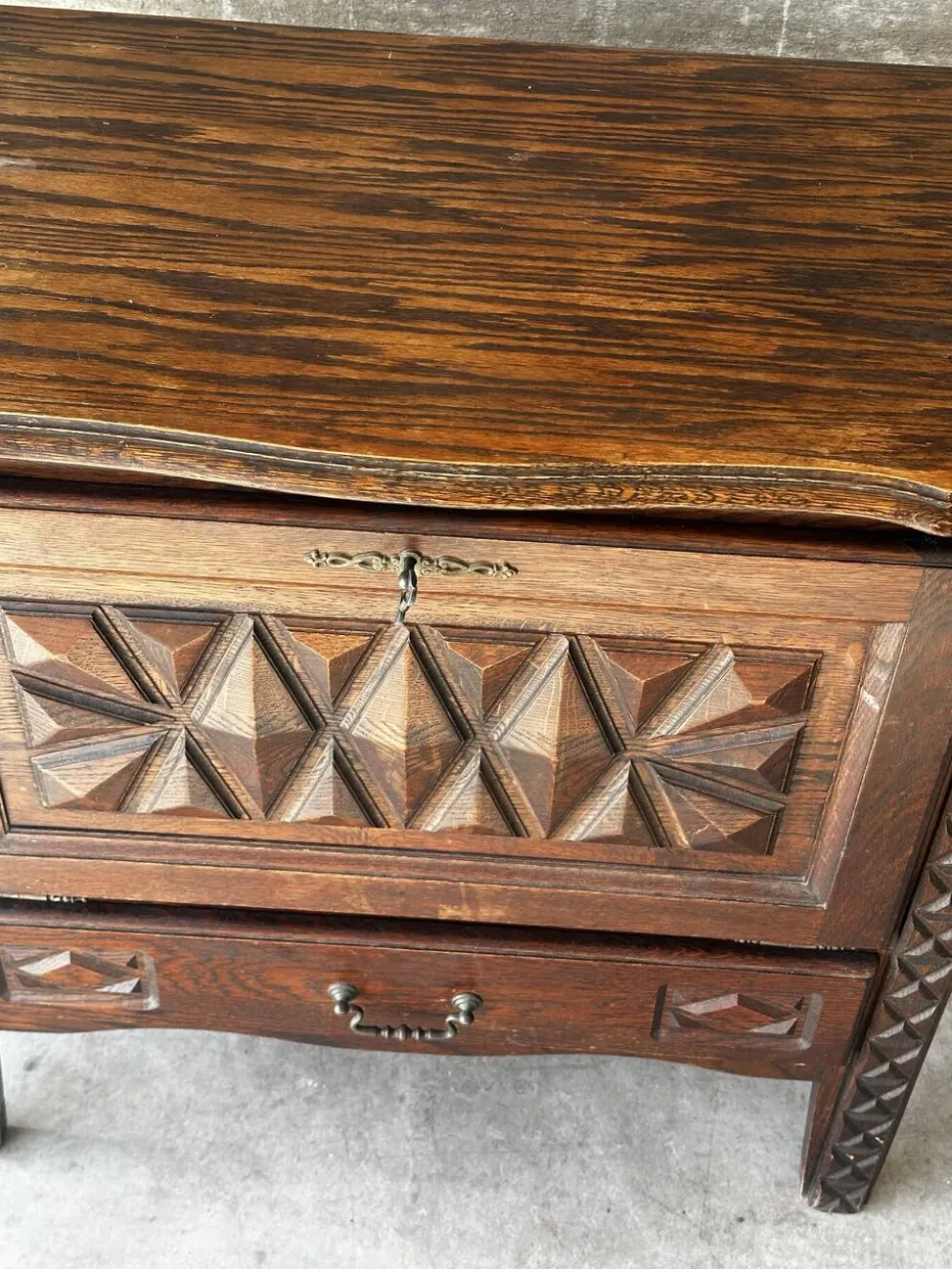 Petit meuble de rangement en chêne sculpté – circa 1930