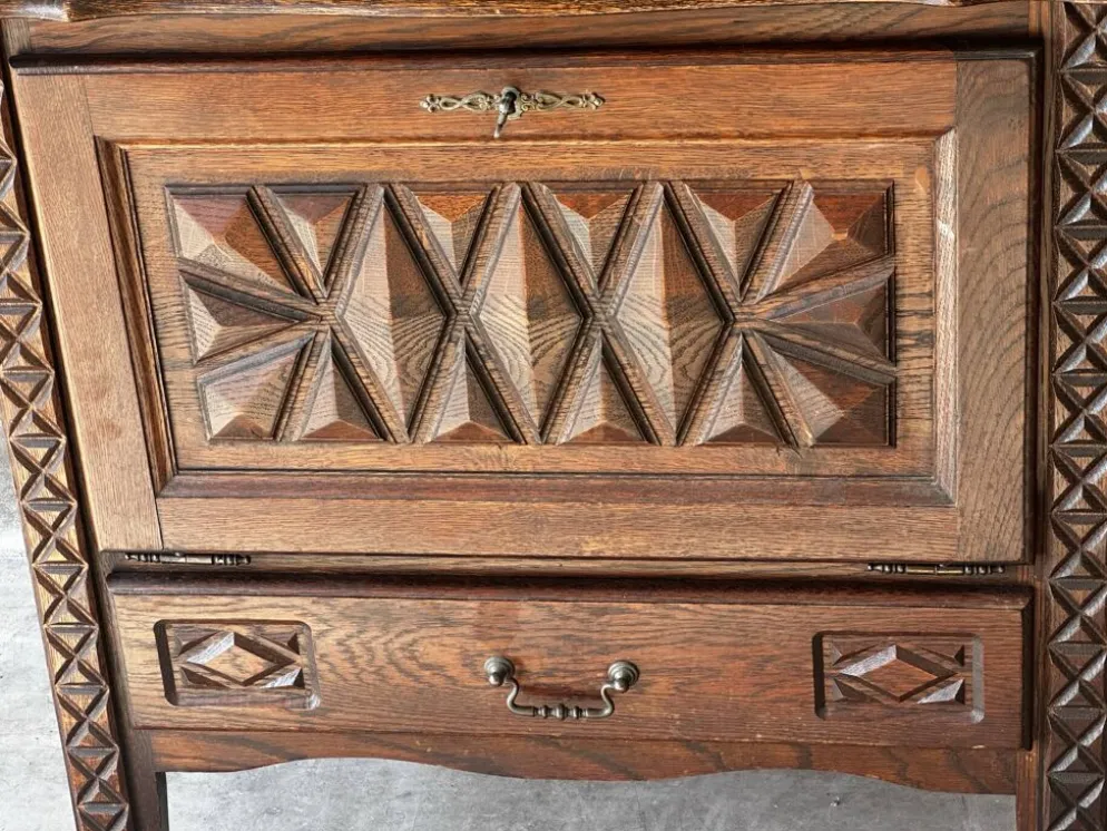 Petit meuble de rangement en chêne sculpté – circa 1930