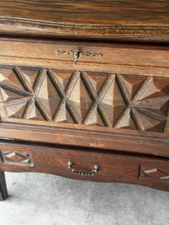 Petit meuble de rangement en chêne sculpté – circa 1930
