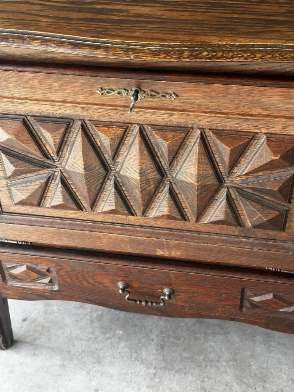 Petit meuble de rangement en chêne sculpté – circa 1930