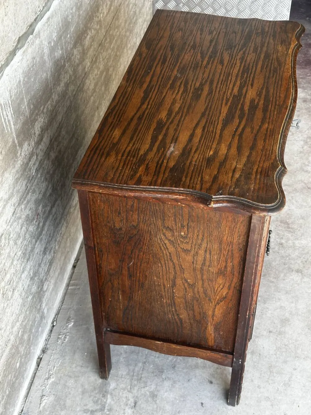 Petit meuble de rangement en chêne sculpté – circa 1930