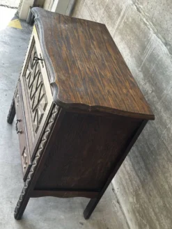 Petit meuble de rangement en chêne sculpté – circa 1930