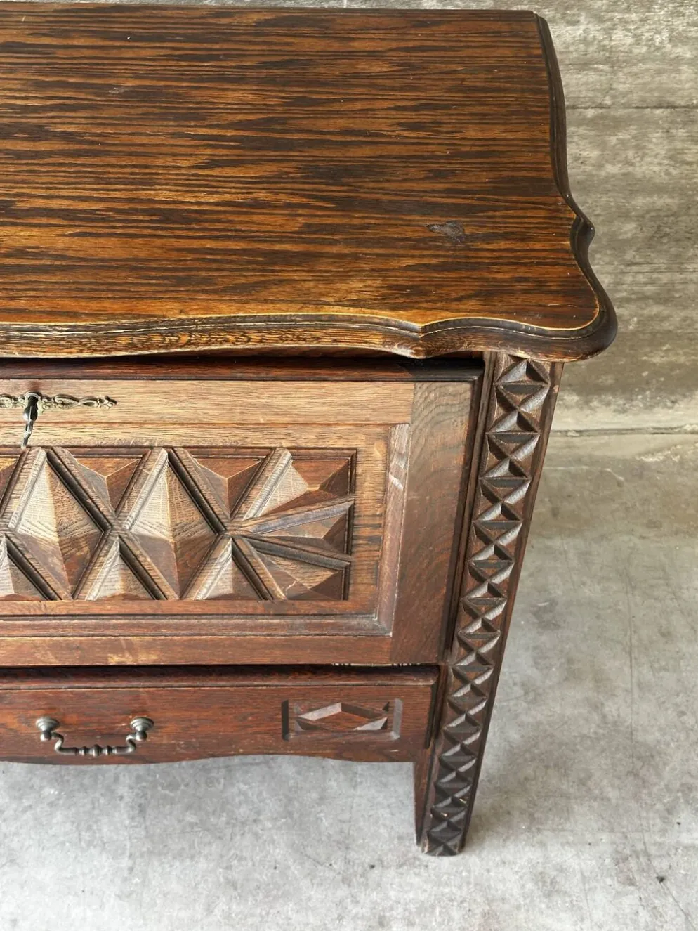 Petit meuble de rangement en chêne sculpté – circa 1930