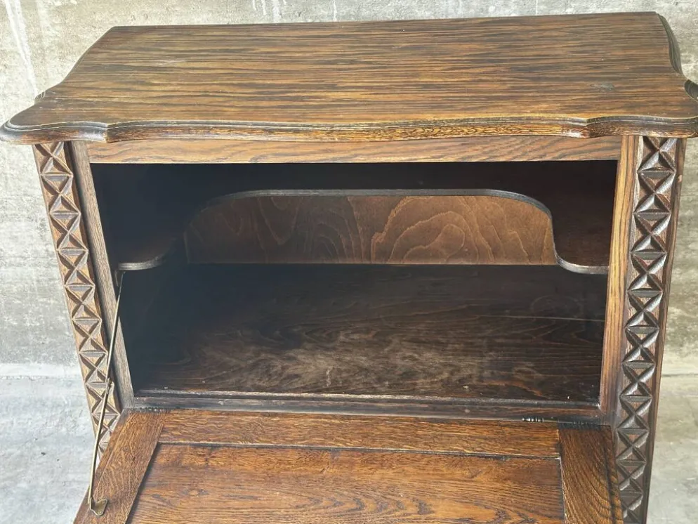 Petit meuble de rangement en chêne sculpté – circa 1930