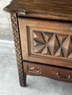 Petit meuble de rangement en chêne sculpté – circa 1930