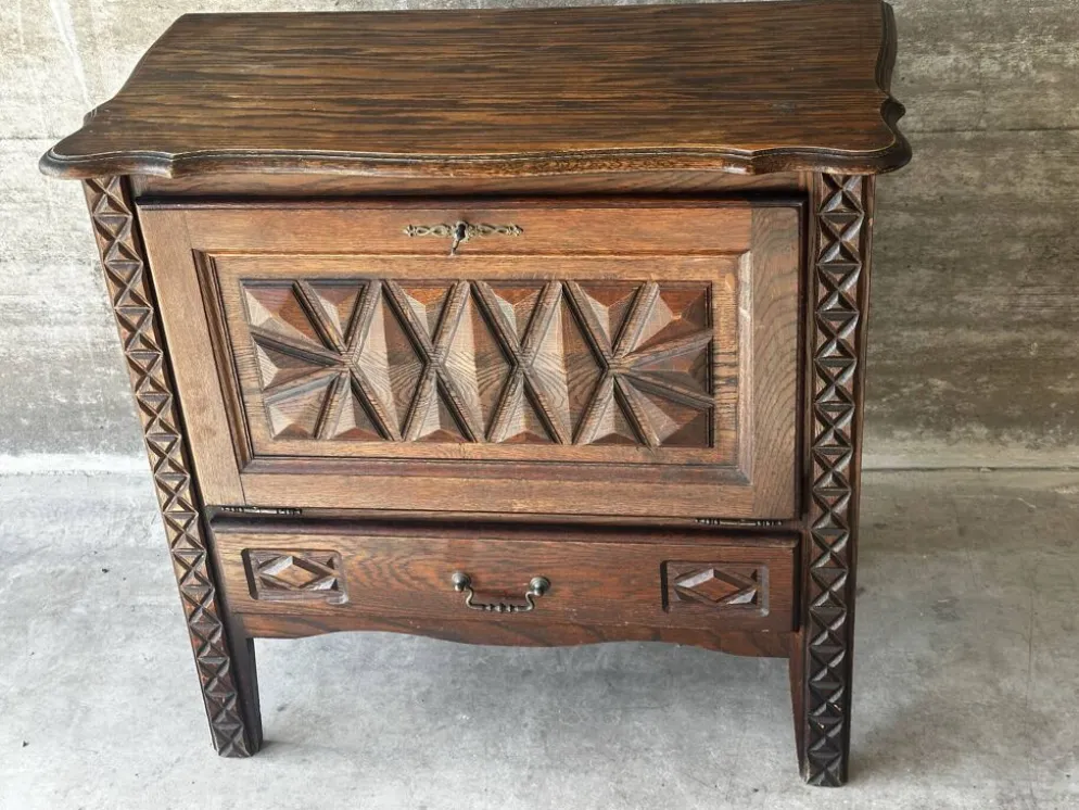 Petit meuble de rangement en chêne sculpté – circa 1930