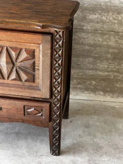 Petit meuble de rangement en chêne sculpté – circa 1930