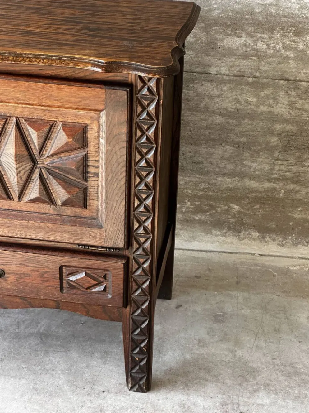 Petit meuble de rangement en chêne sculpté – circa 1930
