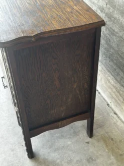 Petit meuble de rangement en chêne sculpté – circa 1930