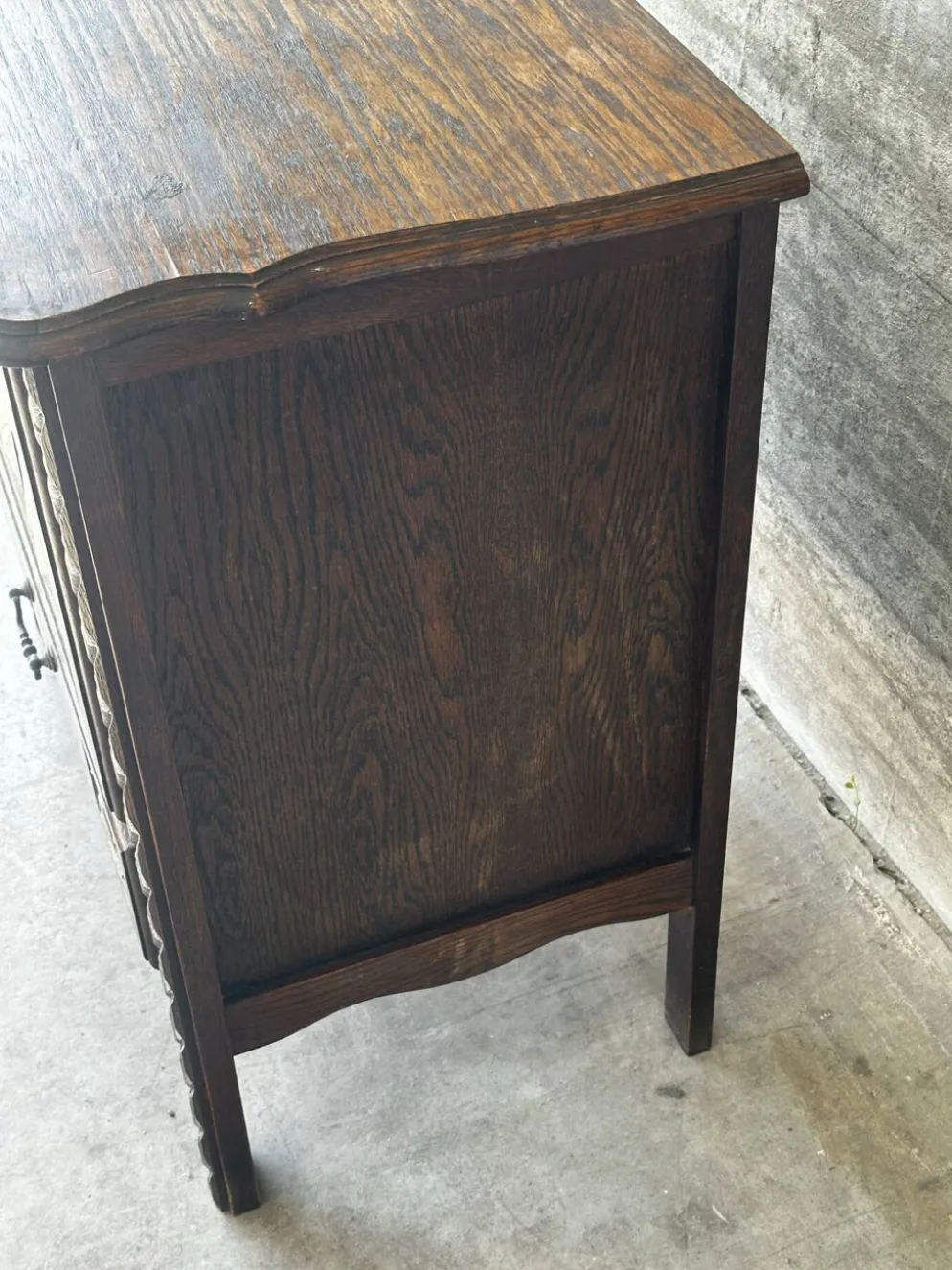 Petit meuble de rangement en chêne sculpté – circa 1930