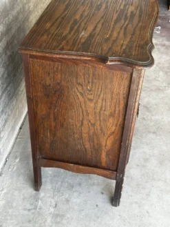 Petit meuble de rangement en chêne sculpté – circa 1930