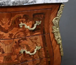 Petit meuble de salon en marqueterie, style Louis XV – Milieu XXe