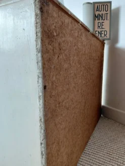 Petit meuble mural de métier vintage en bois peint crème- Années 50