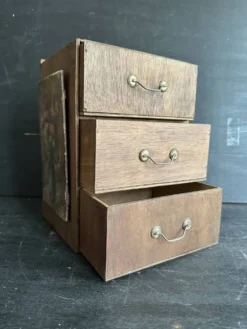 Petit meuble à tiroirs ancien en bois avec peinture florale, 1900