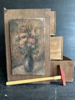Petit meuble à tiroirs ancien en bois avec peinture florale, 1900