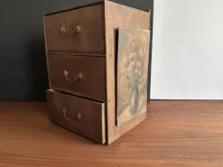 Petit meuble à tiroirs ancien en bois avec peinture florale, 1900