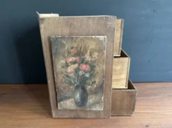 Petit meuble à tiroirs ancien en bois avec peinture florale, 1900