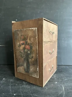 Petit meuble à tiroirs ancien en bois avec peinture florale, 1900
