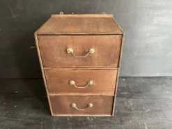 Petit meuble à tiroirs ancien en bois avec peinture florale, 1900