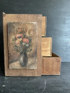 Petit meuble à tiroirs ancien en bois avec peinture florale, 1900