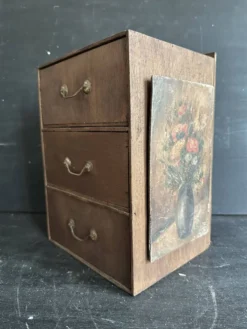 Petit meuble à tiroirs ancien en bois avec peinture florale, 1900
