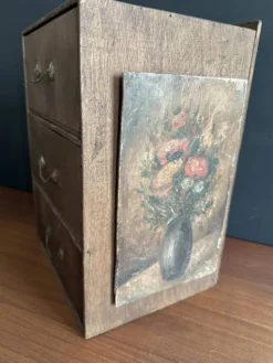 Petit meuble à tiroirs ancien en bois avec peinture florale, 1900