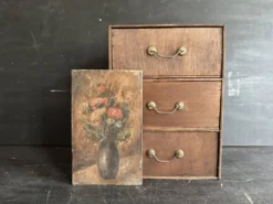 Petit meuble à tiroirs ancien en bois avec peinture florale, 1900