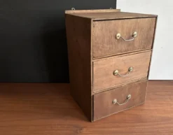 Petit meuble à tiroirs ancien en bois avec peinture florale, 1900