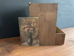 Petit meuble à tiroirs ancien en bois avec peinture florale, 1900