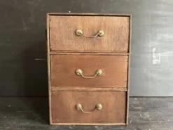 Petit meuble à tiroirs ancien en bois avec peinture florale, 1900