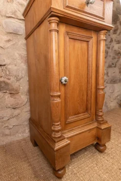 Petit meuble vasque ancien en chêne à colonnes tournées et marbre blanc – style Henri II / fin XIXe siècle