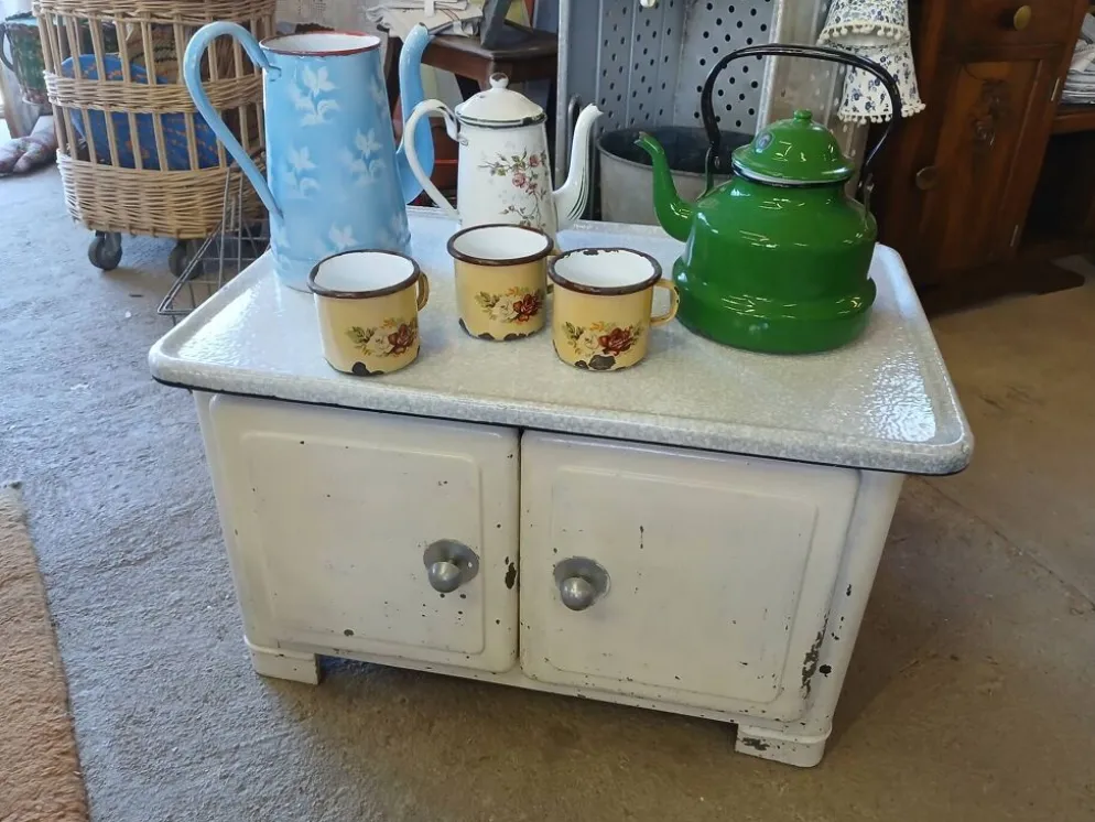 Petit meuble vintage en tôle émaillée