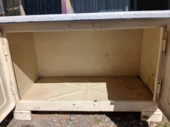 Petit meuble vintage en tôle émaillée