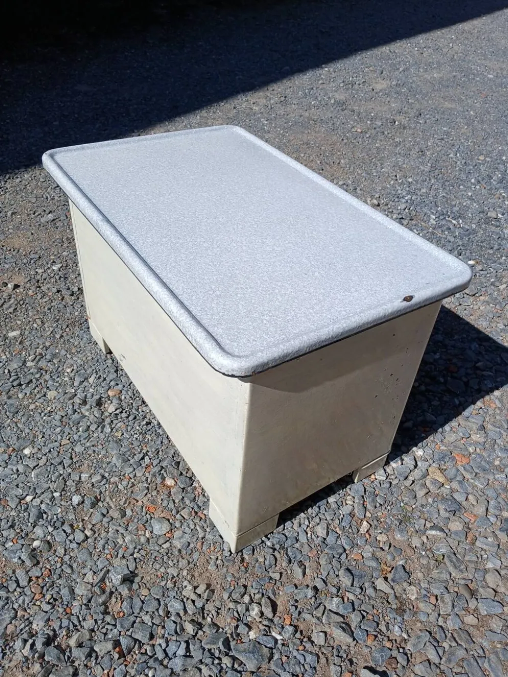 Petit meuble vintage en tôle émaillée
