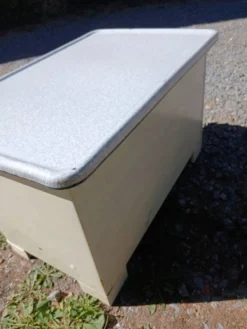 Petit meuble vintage en tôle émaillée