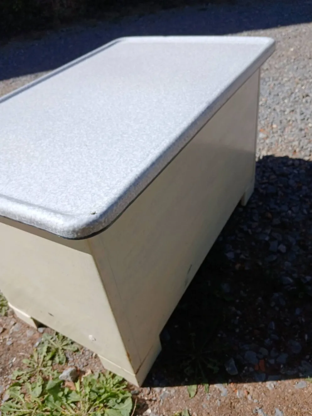 Petit meuble vintage en tôle émaillée