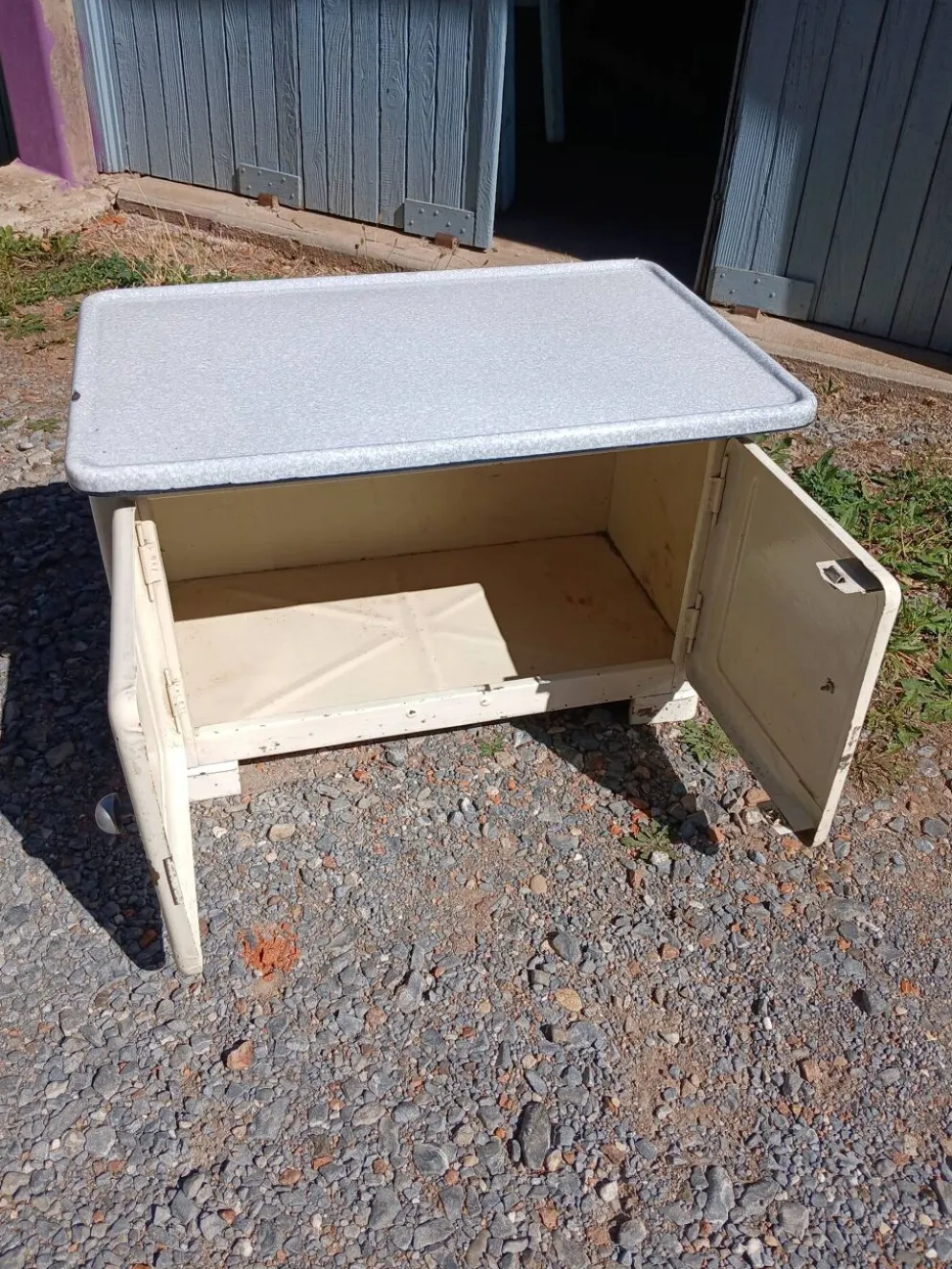 Petit meuble vintage en tôle émaillée