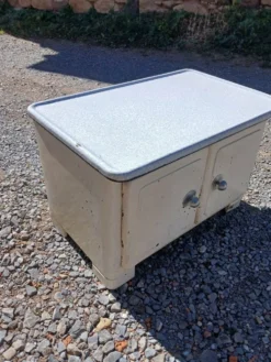Petit meuble vintage en tôle émaillée