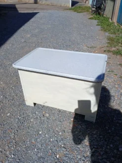 Petit meuble vintage en tôle émaillée