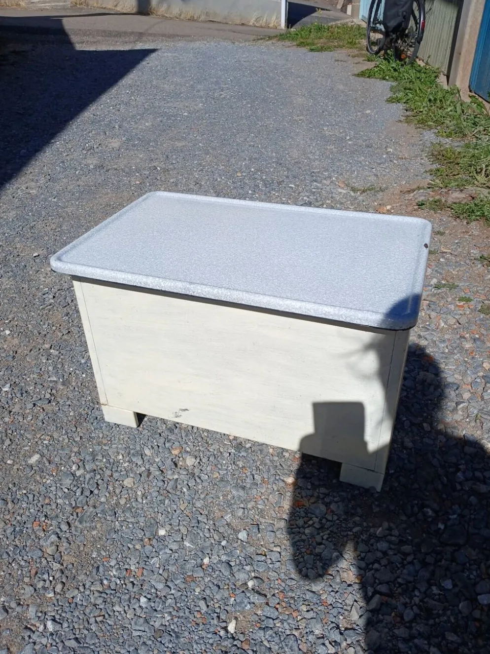 Petit meuble vintage en tôle émaillée