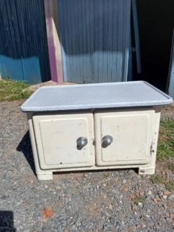 Petit meuble vintage en tôle émaillée