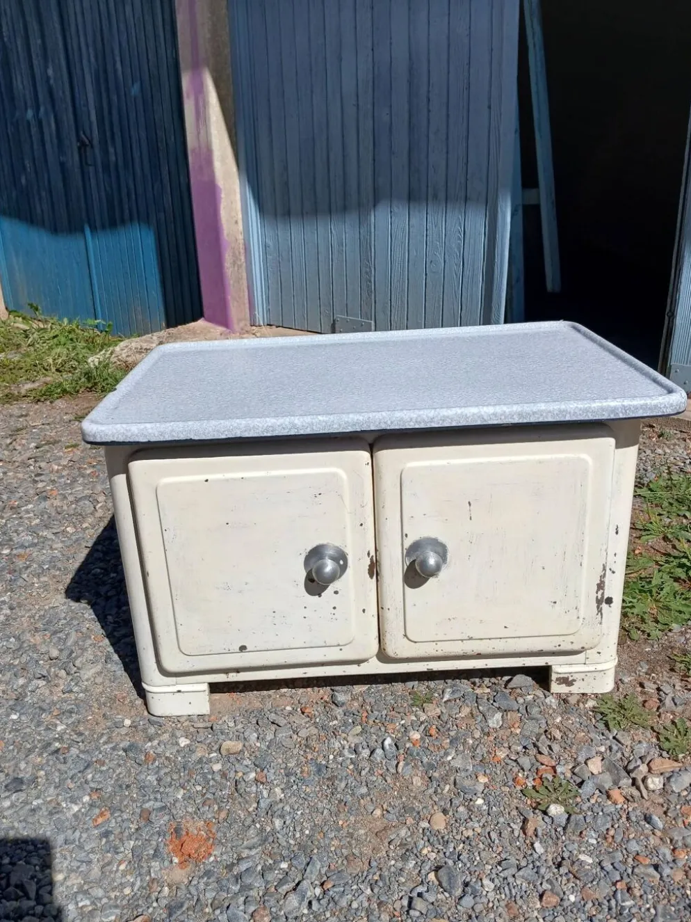 Petit meuble vintage en tôle émaillée