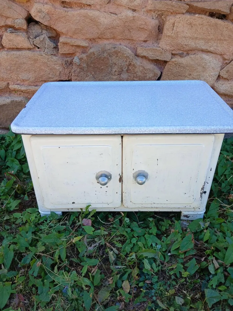 Petit meuble vintage en tôle émaillée