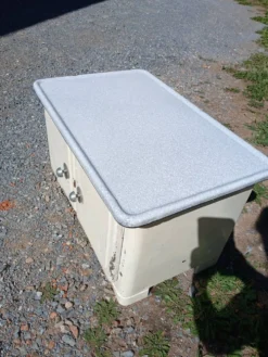 Petit meuble vintage en tôle émaillée